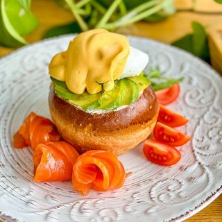 Яйце Бенедикт з слабосоленим лососем і сиром Філадельфія (300г)