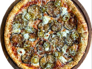 Піца з баклажаном, м'яким сиром та гострими перцями Халапеньо (20см)