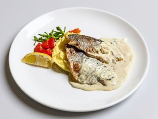 Філе Сібаса під соусом з креветок з пюре (370г)