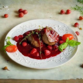 Медальйони з телячої вирізки в винно-ягідному соусі (330г)