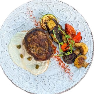 Стейк з телячої вирізки з овочами гриль (320г)