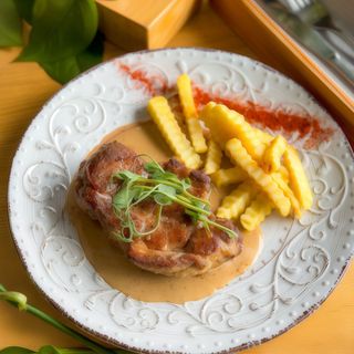 Стейк зі свинини з перцевим соусом та фрі (340г)