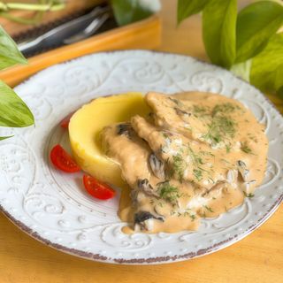 Свинина в вершково грибному соусі (350г)