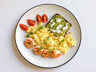 Скрембл з креветками та тостом з гуакамоле і сиром Фета (350г)