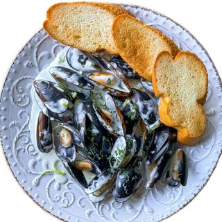 Мідії у соусі блю чіз з тостами (350/50г)