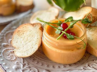 Пате з лосося з тостами (100/50г)