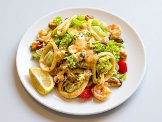 Салат з морепродуктами у вершково-кокосовому соусі (250г)