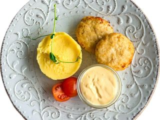 Ніжні курячі котлетки з картопляним пюре та сирним соусом (300г)