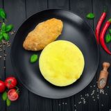 Картопляне пюре з котлетою (380г)