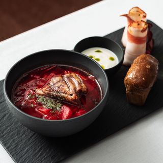 Традиційний борщ на печених ребрах з грибовим хлібом (330/30г)