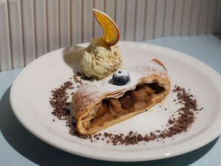 Штрудель з яблуками та морозивом (150/50г)