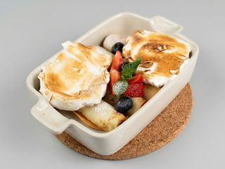 Млинці з вишнями та меренгою (160/30)