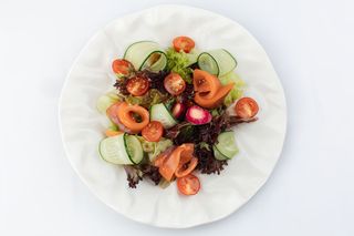 Фреш салат з лососем слабої солі (200г)