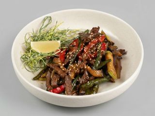 Салат з телятини та хрусткими овочами в Кисло-солодкому соусі (300г)