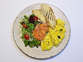 Скрембл зі слабосоленим лососем