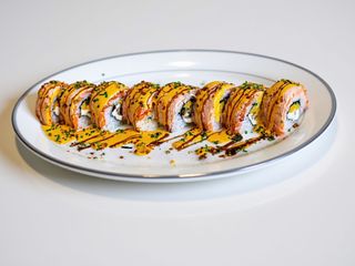 Рол з обпаленим лососем з соусом Унагі, сиром Віола, манго (300г)