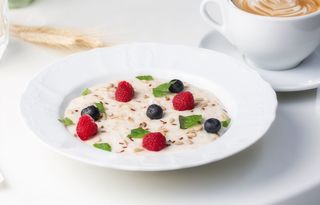 Вівсянка з сезонними фруктами (280г)