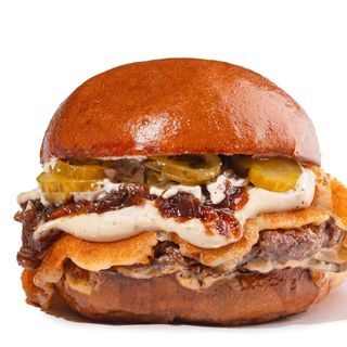 Бургер зі смаженим сиром та трюфельним соусом