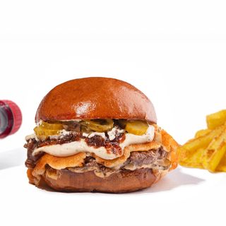 Бургер зі смаженим сиром та трюфельним соусом меню