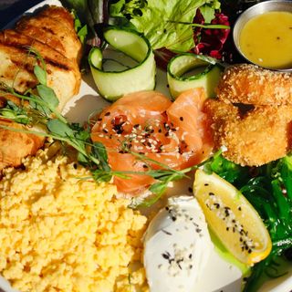 Сніданок з лососем та креветкою