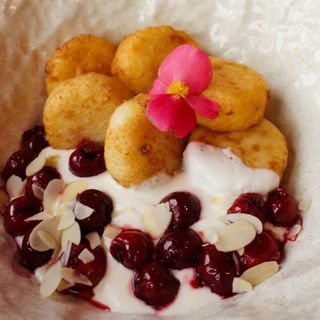 Сирники з вишнями та сметаною