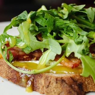 Тост скрембл-туна