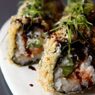 Cуші-рол з лососем в панко з горіховим соусом