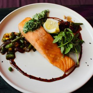 Лосось на грилі з бататом