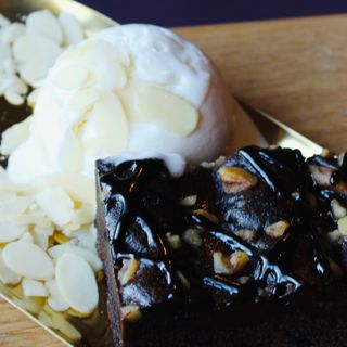 Брауні з морозивом