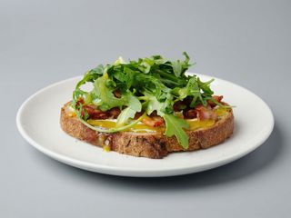 Тост скрембл-туна