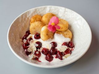 Сирники з вишнями та сметаною