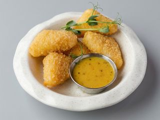 Сирні палички з солодким соусом