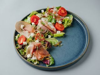 Салат з хамоном