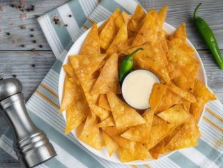 Начос з сирним соусом (100г)