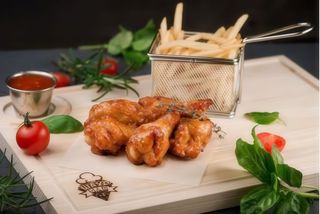 Курячі крила з картоплею фрі (400г)*