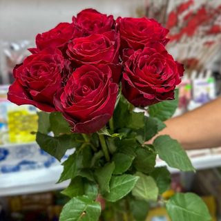 7 червоних троянд