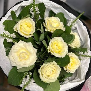 Букет з 7 білих троянд у пакуванні