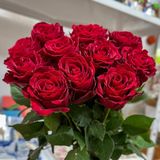 9 червоних троянд