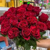25 червоних троянд