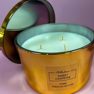 Ароматична свічка Sweet Campfire у золотій скляній склянці
