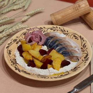 Маринована скумбрія з овочами та мусом із хрону 