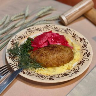 Фірмова котлета з картоплею та овочами