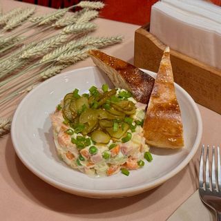 Олів'є з шинкою та куркою