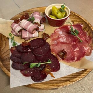 Дошка сиров'яленого фермерського м'яса