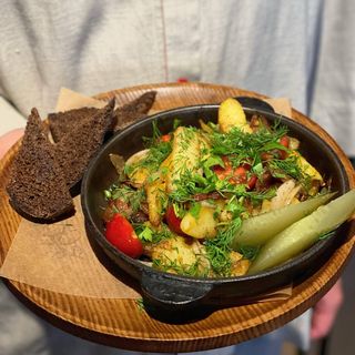 Селянська картопля на пательні з підчеревиною