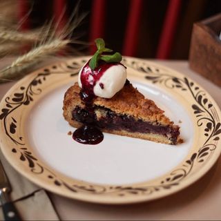 Тертий пиріг зі смородиною