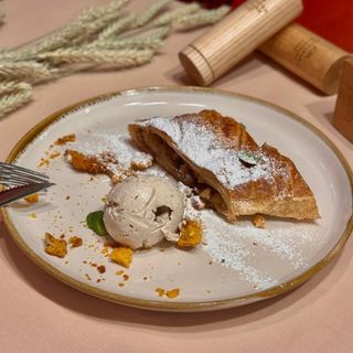 Штрудель із грушею та морозивом 