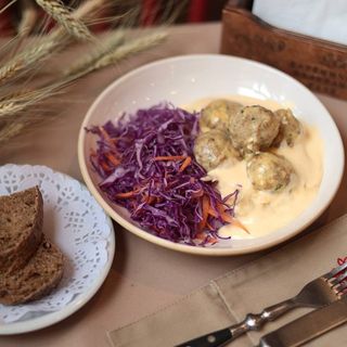 Дитячі фрикадельки з індички, з вершковим пюре в сирному соусі