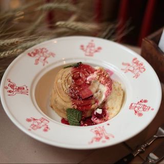 З маком, вишнями та вершково-ванільним кремом