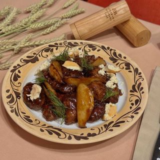 Карамелізована печінка з грушею та фермерським сиром 